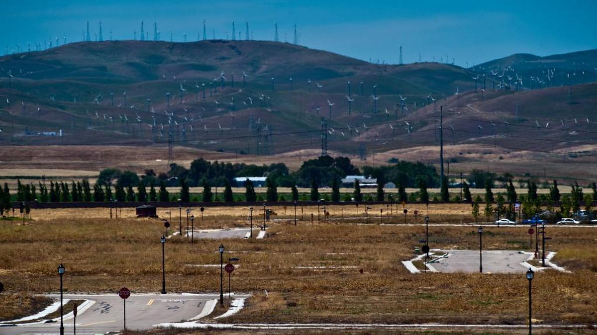 Paved streets, lamp posts and street and traffic signs wait for new homes at the CalPERS-owned Questa Village subdivision in the town of Mountain House west of Tracy off Highway 205. Carved out of pastureland a few years ago, the peaceful commuter town of Mountain House has become a major challenge for its lead landowner: CalPERS. The pension fund’s investment has lost $926 million of its original $1.2 billion value on paper, making it one of the single largest disasters in CalPERS’ troubled real estate portfolio.
