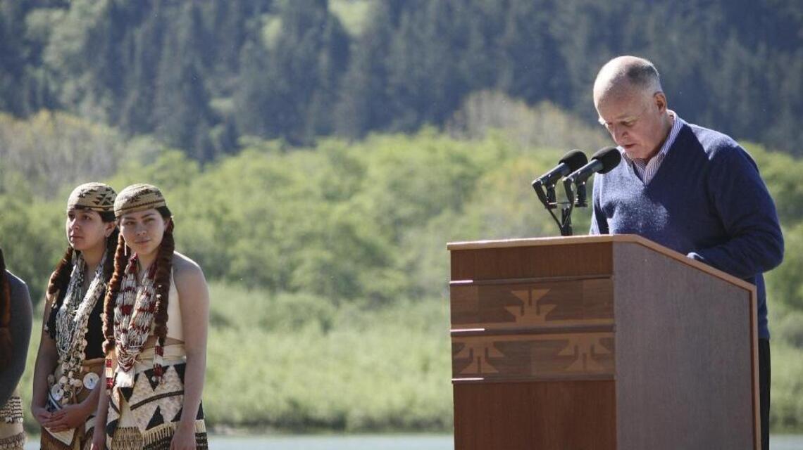 Billionaire Warren Buffett does big business deals with California