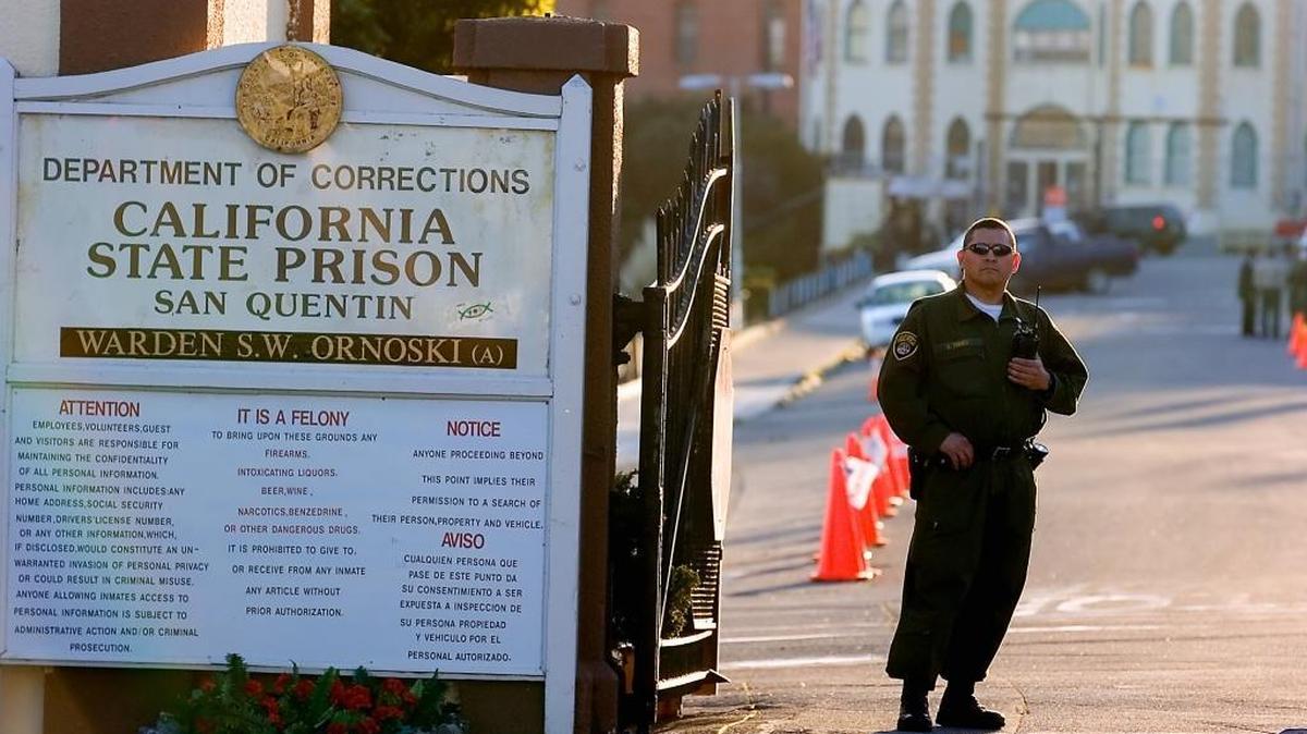 A prison officer stands the the east gate of San Quentin Prison, before the execution of Michael Angelo Morales in 2006.
