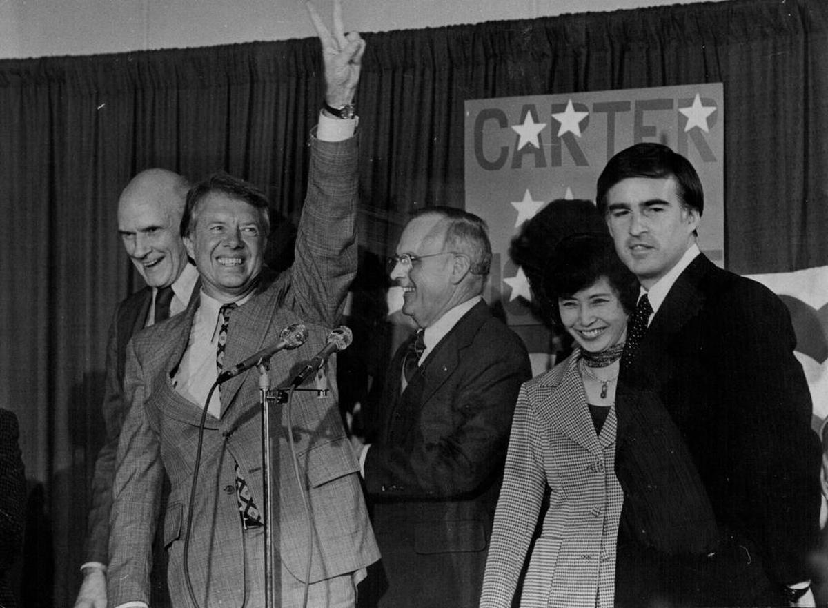 Jimmy Carter flashes the victory sign while campaigning on Oct. 31, 1976, at the EI Mirador Hotel in Sacramento with Sen. Alan Cranston, left, and to Carter’s right, Rep. John E. Moss, Secretary of State March Fong Eu and Gov. Jerry Brown.