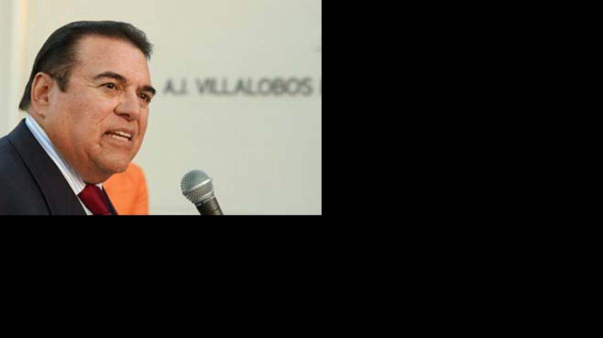 
Alfred Villalobos, accused of bribing the former chief executive of CalPERS, was scheduled to go on trial next month, but apparently fatally shot himself Tuesday.
