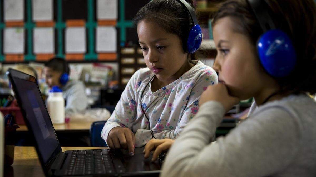 Students Esperanza Hernandez, left, and Teagan Garcia use chromebooks in Joanie Bryant’s class at Waggoner Elementary School on Dec. 18, 2017 in Winters, Calif. (Kent Nishimura/Los Angeles Times/TNS)