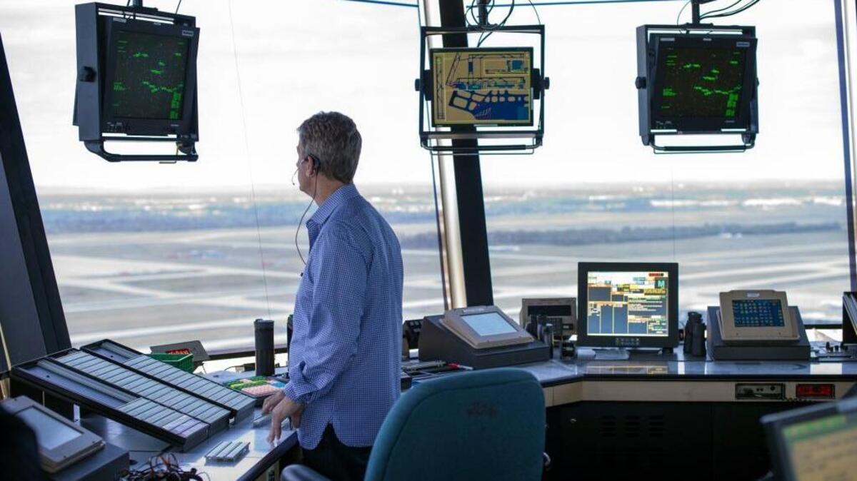 An FAA air traffic controller works at the Dulles International Airport in 2106. President Donald Trump is calling for privatizing the nation’s air traffic control operations.