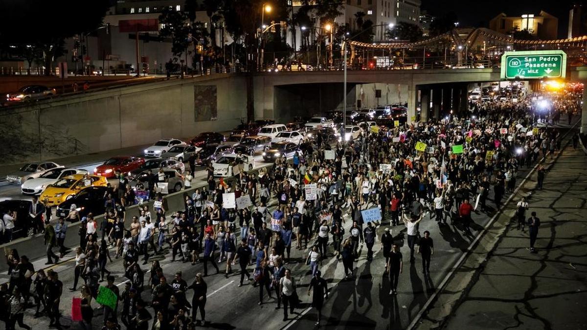 A UC San Diego student is suing over injuries sustained during a November 2016 anti-Trump demonstration on Interstate 5, similar to this one around the same time on Los Angeles’ 101 Freeway. (Marcus Yam/Los Angeles Times/TNS)