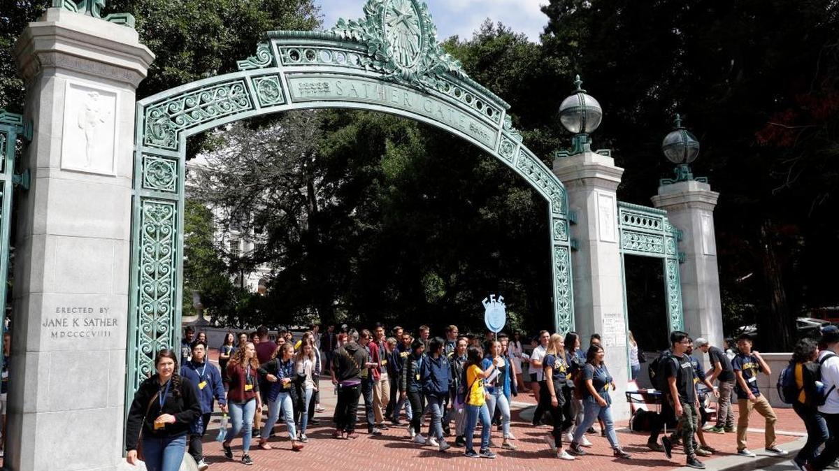 Students fill the sidewalk at the University of California, Berkeley, the flagship campus of the UC system. (AP Photo/Marcio Jose Sanchez, File)