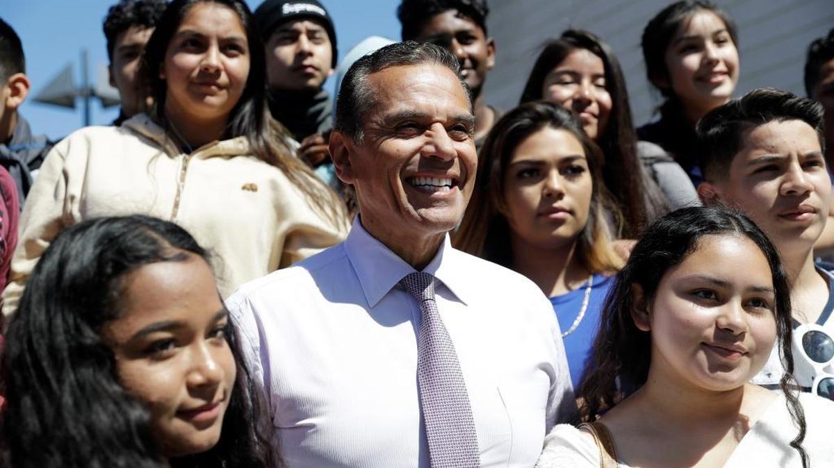 Antonio Villaraigosa, the former mayor of Los Angeles, poses for photos with students from Hayward’s Tennyson High School during a stop in his campaign for governor Friday, May 11, 2018, in San Francisco.