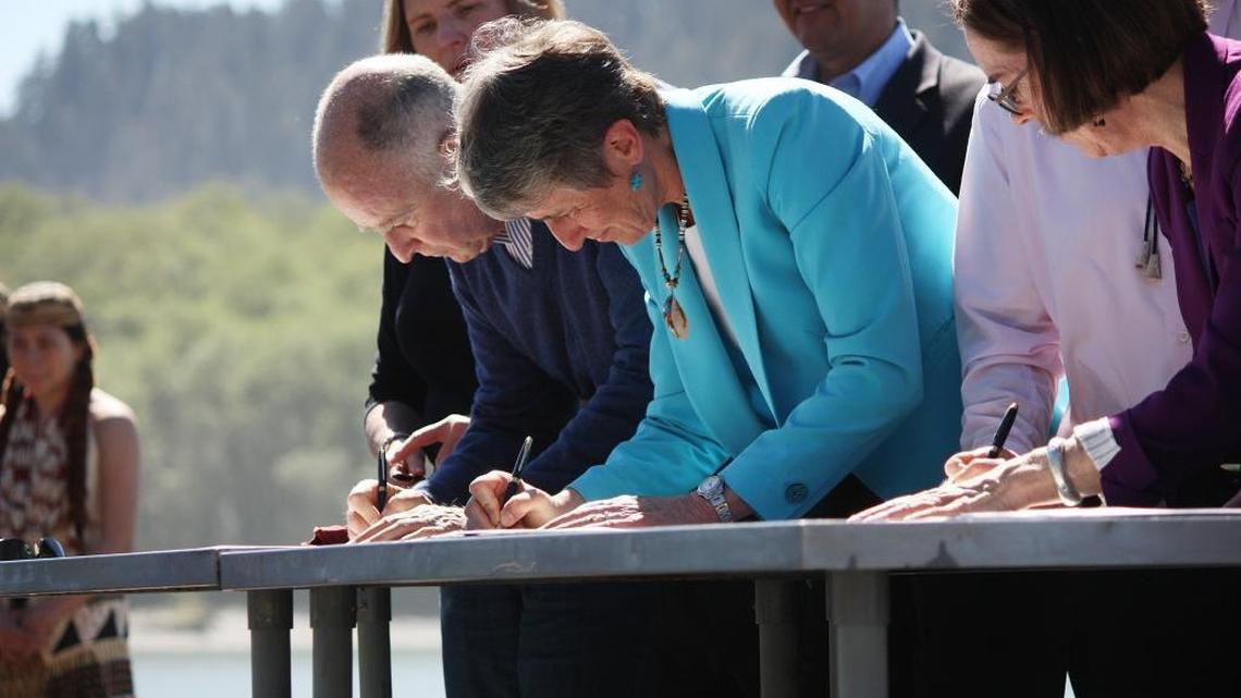 California Gov. Jerry Brown and Oregon Gov. Kate Brown – with Interior Secretary Sally Jewell between them – sign the new Klamath Hydroelectric Settlement Agreement in April.