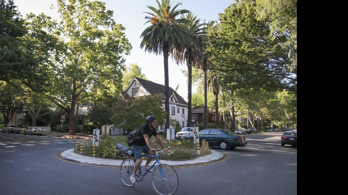 
Bicyclist ride around the traffic circle on 25th and G streets.

