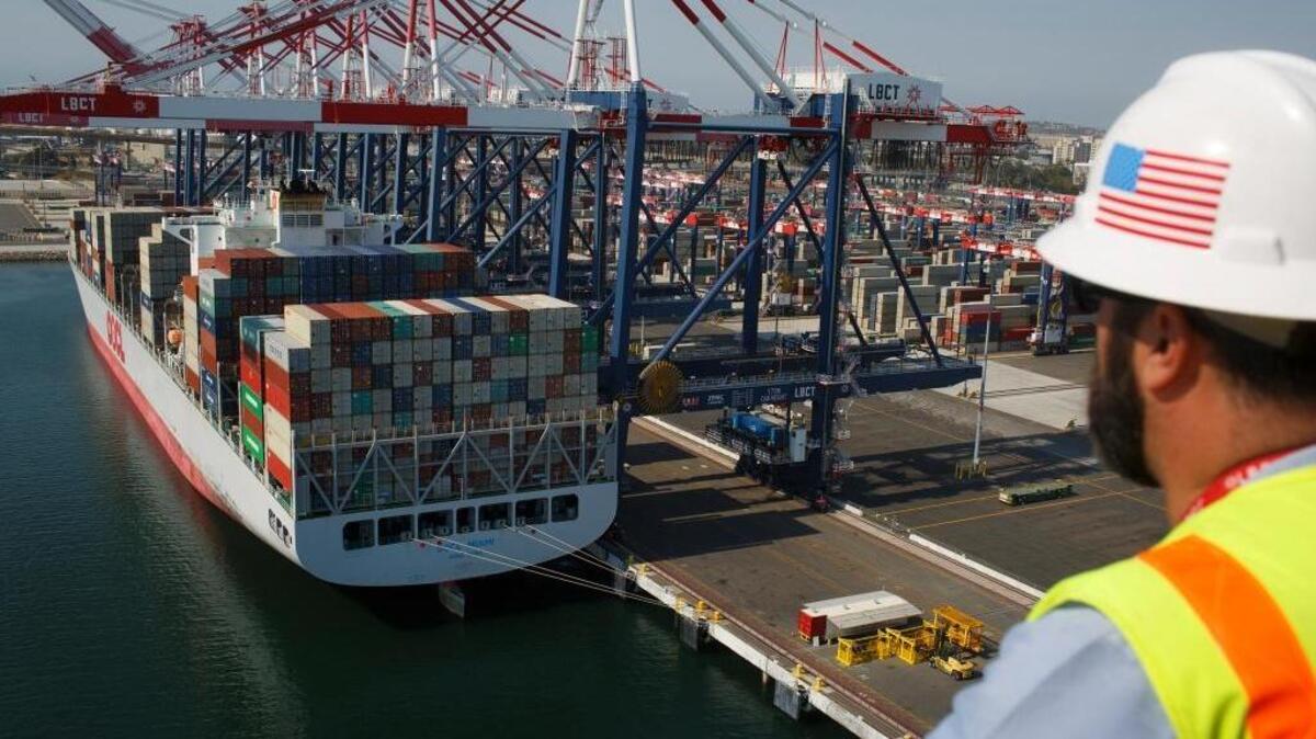 A bill carried by Sacramento-area lawmakers would create a statewide economic development plan, the better to bring jobs to lagging regions. Here, the bustling Port of Long Beach boosts Los Angeles’ economy. (Rick Loomis/Los Angeles Times/TNS)