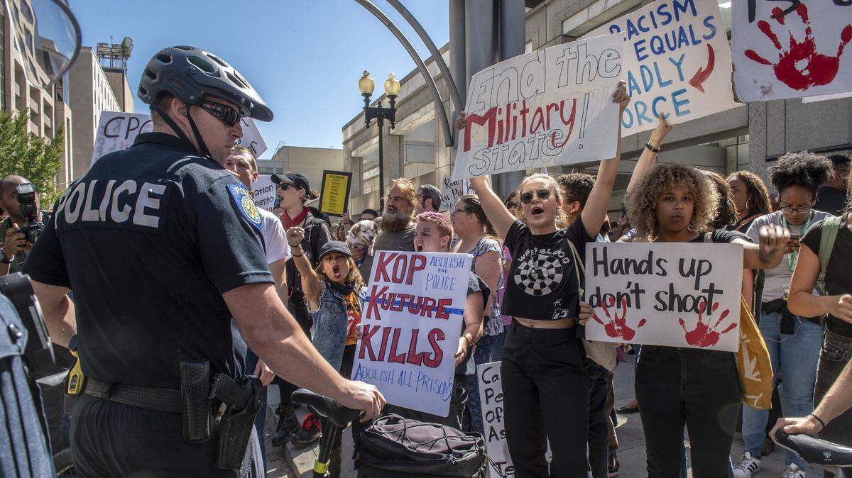 Police guard the Sacramento Convention center during a Black Lives Matter protest on the six month anniversary of Stephon Clark’s death in Sacramento, Calif., on Tues., Sept. 18, 2018.