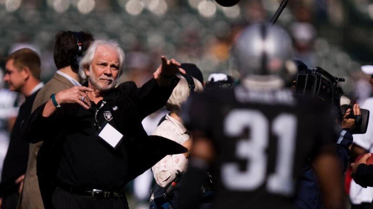 Ken Stabler throws passes before Sunday an Oakland Raiders football game at McAfee Coliseum in 2008, about the time his family says he started showing signs of CTE.