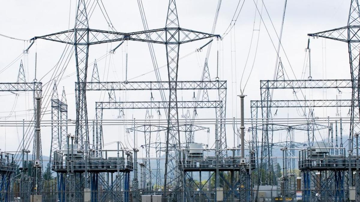 The PG&E Round Mountain substation in Shasta County sits in the center of the community of Round Mountain in 2009. PG&E and other private utilities, of course, want to end any hint of solar subsidy, claiming that, like electric car owners who pay no gasoline tax for road upkeep, solar customers are not paying to maintain the electricity grid upon which we all depend.