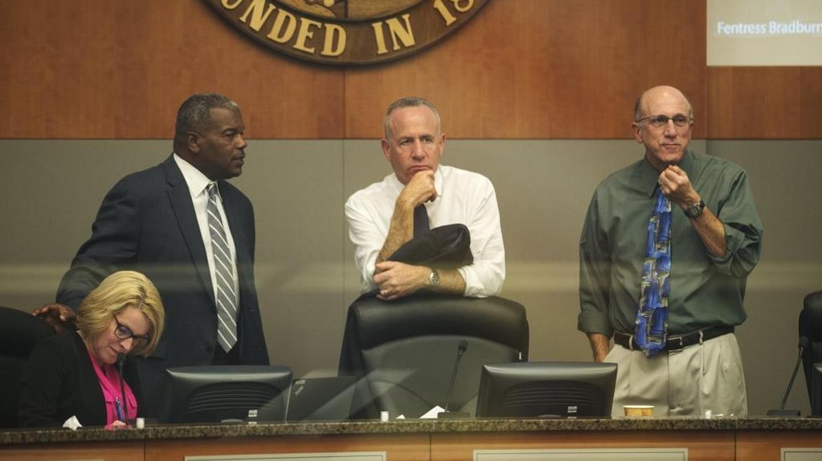 Sacramento Mayor Darrell Steinberg, center, talks to City Councilmen Rick Jennings, left and Jay Schenirer before an October 2017 debate on a ontroversial plan to open two homeless shelters in North Sacramento.