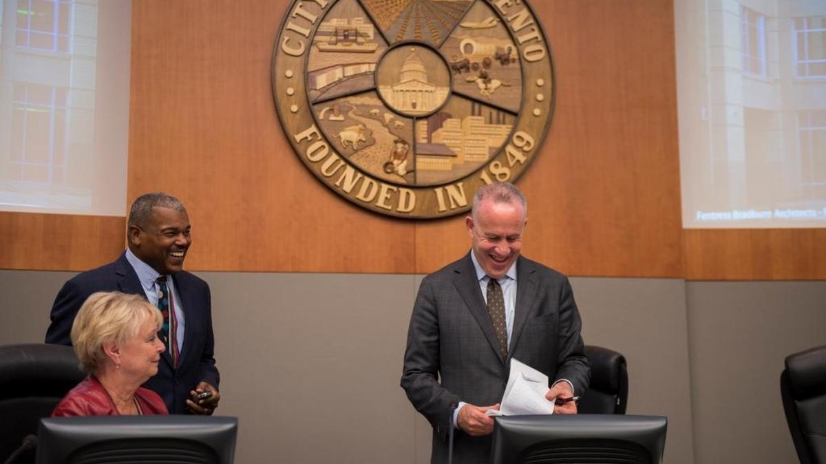 Mayor Darrell Steinberg jokes with Vice Mayor Rick Jennings during his first City Council meeting on Jan. 5. Steinberg faces a very frugal first budget proposal for 2017-18.