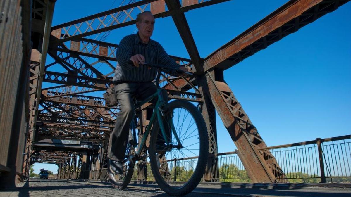 A bicyclist crosses the I Street Bridge on Tuesday, October 16, 2012. Drivers have complained for years about the I Street Bridge. The 101-year-old soot-gray span over the Sacramento River has undersized lanes and minimal elbow room for pedestrians and bikes. Now, officials are taking the first steps toward building a replacement bridge. Sacramento and West Sacramento have submitted a last-second joint request for what they hope could be a $100-million-plus federal funding in Sacramento.