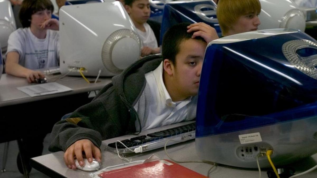 A teenager at Will Rogers Middle School tries hard to focus on the computer screen in this 2006 photo. A bill pending in California would do what researchers have long recommended – mandate a later start time in public schools.