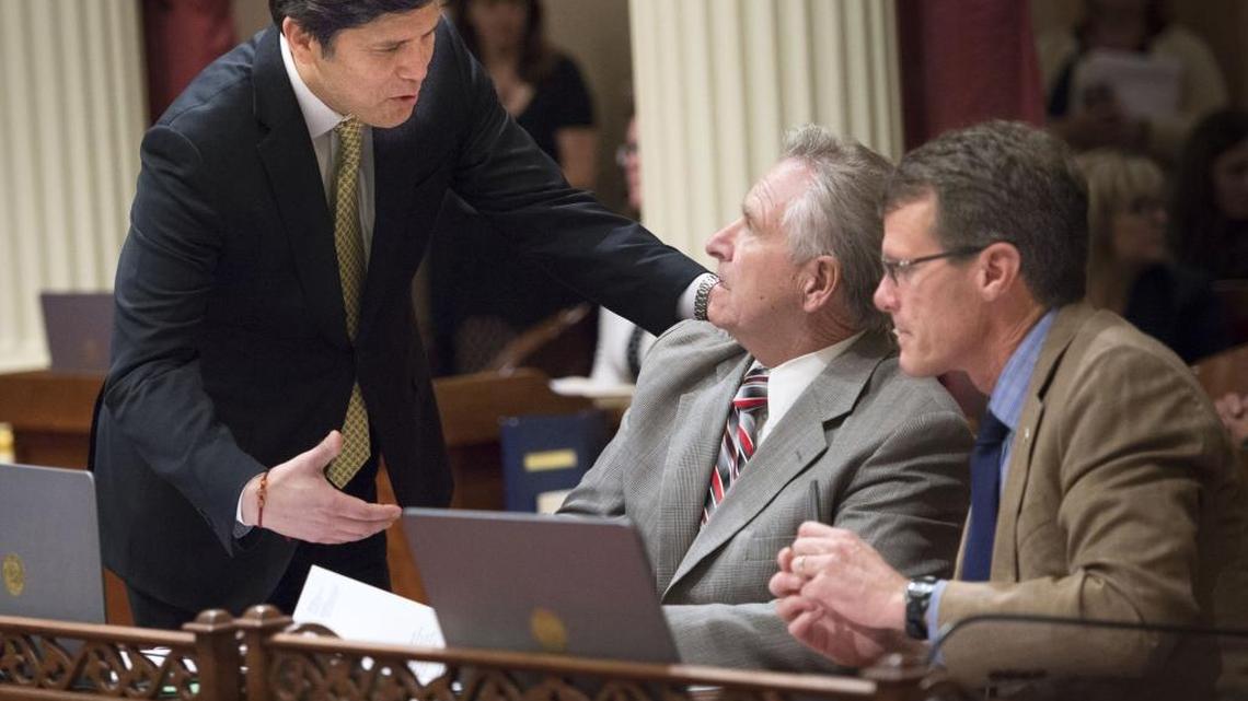 Senate President Pro Tem Kevin de León, D-Los Angeles, talks with Sens. Jim Nielsen, R-Gerber, and Ted Gaines, R-El Dorado Hills