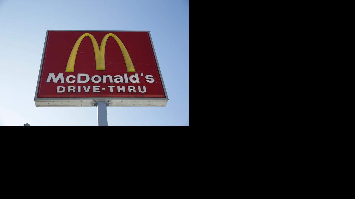 
A new study funded by the National Institutes of Health found that a 2008 ordinance in Los Angeles that restricted opening new fast-food restaurants in low-income communities largely failed to change eating habits or reduce obesity rates.
