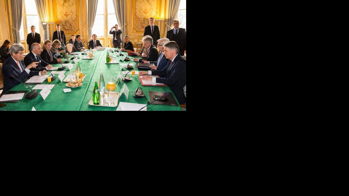 
Secretary of State John Kerry, left, met Saturday with the foreign ministers of France, Britain and Germany on the nuclear talks with Iran. 
