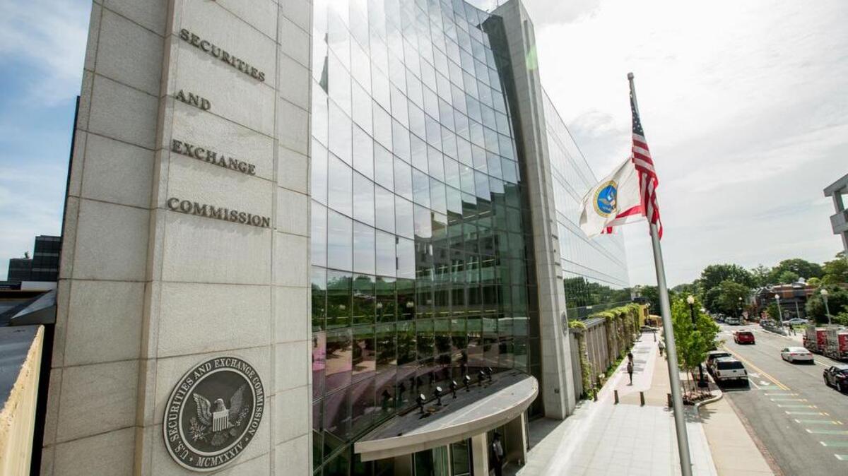 
The Securities and Exchange Commission will require public companies to report the ratio between their chief executive’s annual compensation and the median pay of employees.
