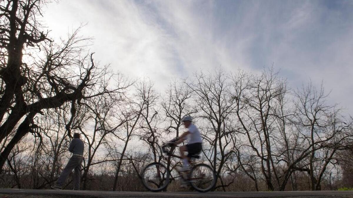 A letter writer praises Sacramento’s preliminary design for the Del Rio Trail, a four-plus-mile bike and pedestrian path along an old railroad corridor that would connect the existing Sacramento River Trail to the new Delta Shores development south of Meadowview.