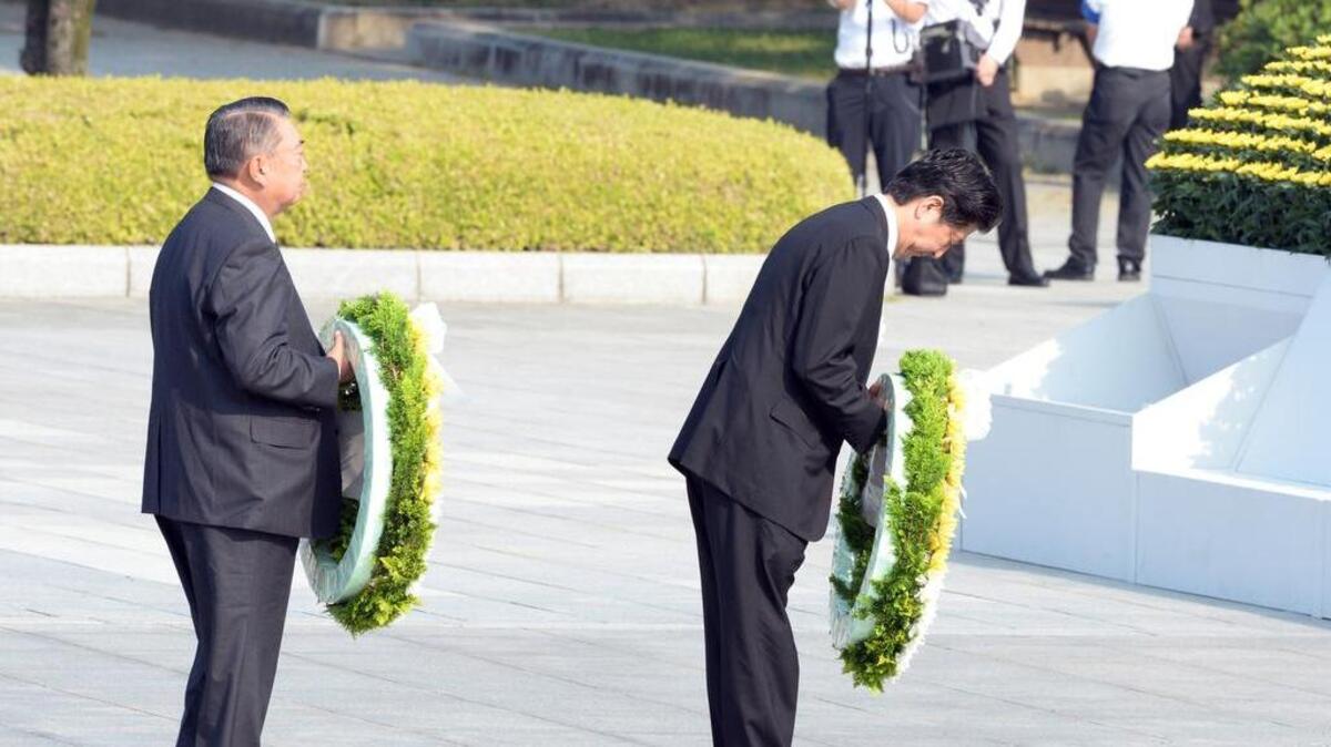 
Japanese Prime Minister Shinzo Abe, right, bows in front of a cenotaph dedicated to the victims of the atomic bombing at Peace Memorial Park in Hiroshima on Aug. 6.
