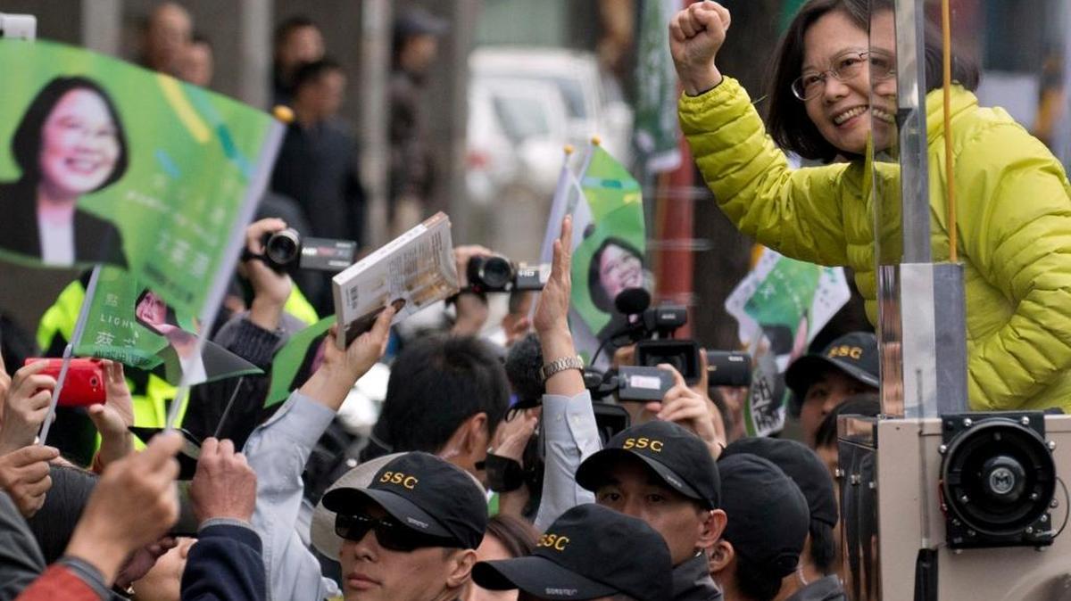 Tsai Ing-wen, right, campaigns Wednesday in Taipei as presidential candidate of Taiwan’s Democratic Progressive Party.