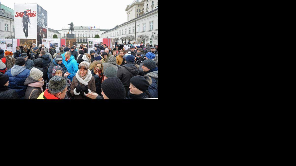 
Polish citizens with mortgages in Swiss francs gather in front of the presidential palace in Warsaw last month to demand government help after the franc rose in value, making their monthly payments significantly higher. Last year, the Polish government and the Pacific Council on International Policy held a Polish-American Innovation Week so Poland could learn how to build universities and companies that are more like California’s.
