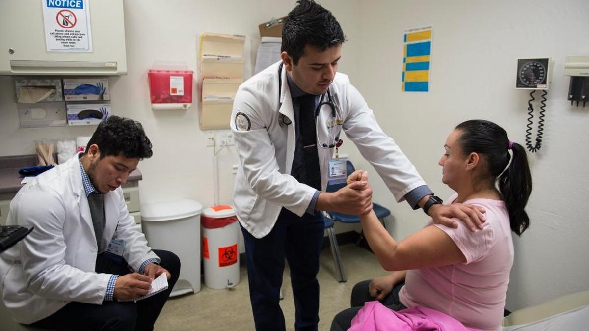 UC Davis medical students examine a patient at Clinica Tepati in Sacramento in 2017. Trump’s SNAP cuts could leave California medical students without basic resources, worsening food insecurity and financial hardship for future doctors.
