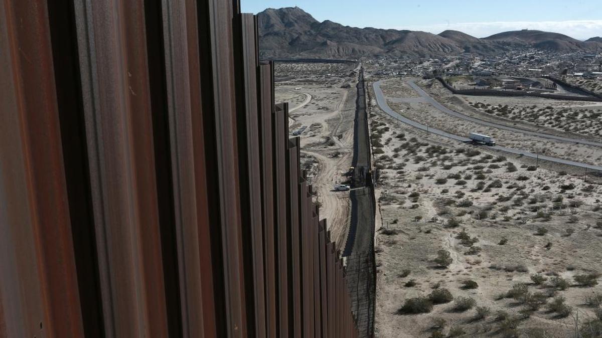 El proyecto de ley 30 del Senado, presentado por el senador estatal Ricardo Lara, de Bell Gardens, prohibiría a California adjudicar o renovar un contrato con cualquier persona que esté proporcionando bienes o servicios al gobierno federal en la construcción de un muro a lo largo de la frontera entre Estados Unidos y México.
