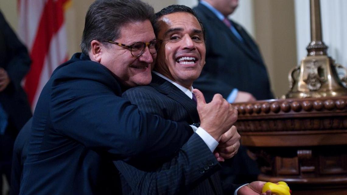 Robert Hertzberg hugs then-Los Angeles Mayor Antonio Villaraigosa 2010 at the Assembly.