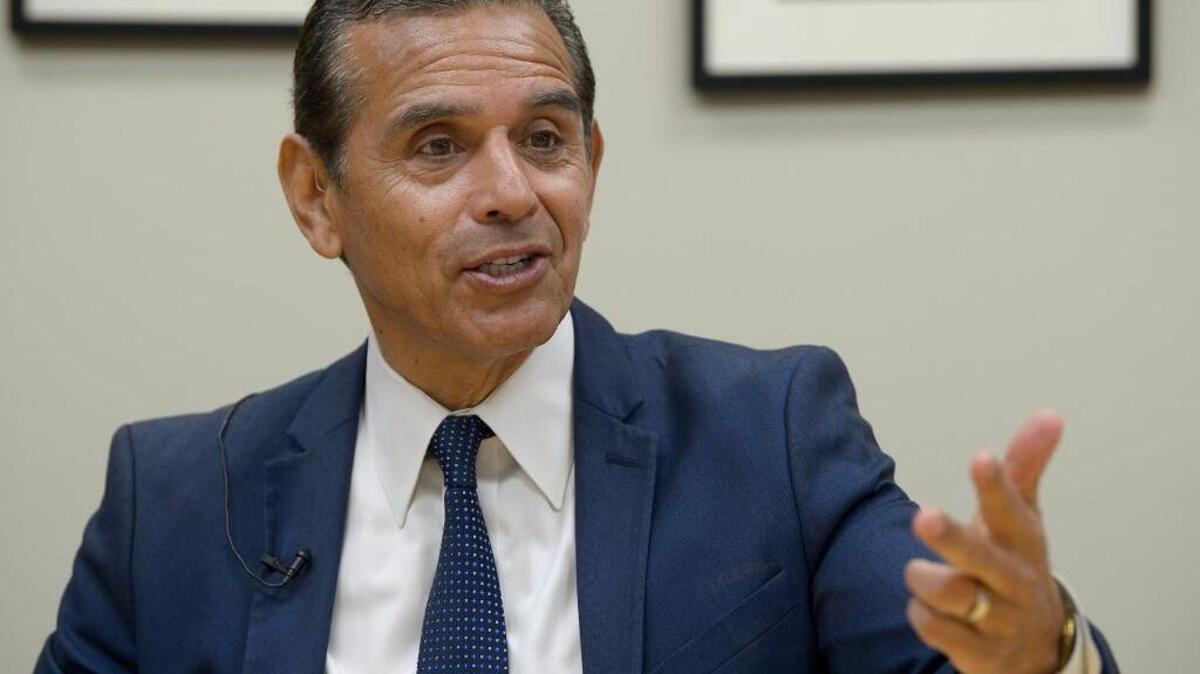 El exalcalde de Los Ángeles Antonio Villaraigosa habla sobre su candidatura a gobernador de California con la junta editorial de The Sacramento Bee en abril de 2018. Villaraigosa volverá a postularse para gobernador en 2026.