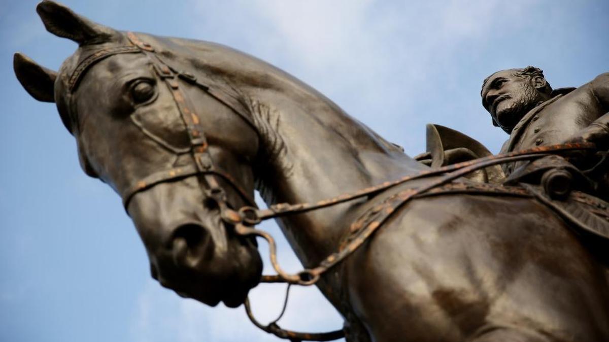 A statue of Confederate general Robert E. Lee stands at Robert E. Lee Park in of Dallas. The similarity of the name of the USC mascot’s horse, Traveler, to Lee’s famous horse, Traveller, has sparked online commentary.