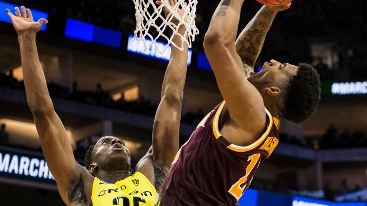 Oregon’s Kavell Bigby-Williams, left, defends Iona’s Jordan Washington on Friday at Golden 1 Center.
