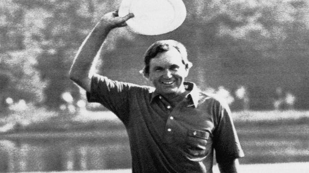 
Al Geiberger waves to the crowd as he walks off the 18th green after sinking a birdie putt in the final round of the Danny Thomas Classic in Memphis, Tenn., June 13, 1977. Geiberger finishes 15 under par to win the tournament.
