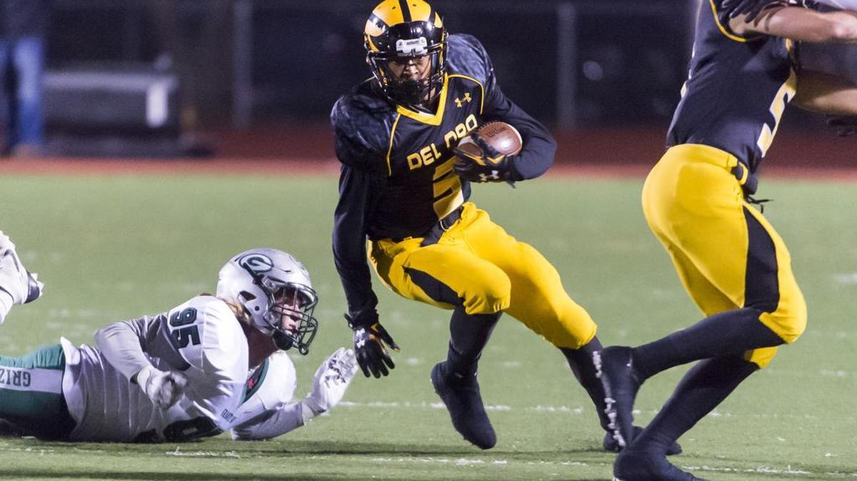 Del Oro Golden Eagles Trey Udoffia (3), runs with the ball during the first quarter as the Del Oro Golden Eagles host the Granite Bay Grizzlies, Friday November 6, 2015.