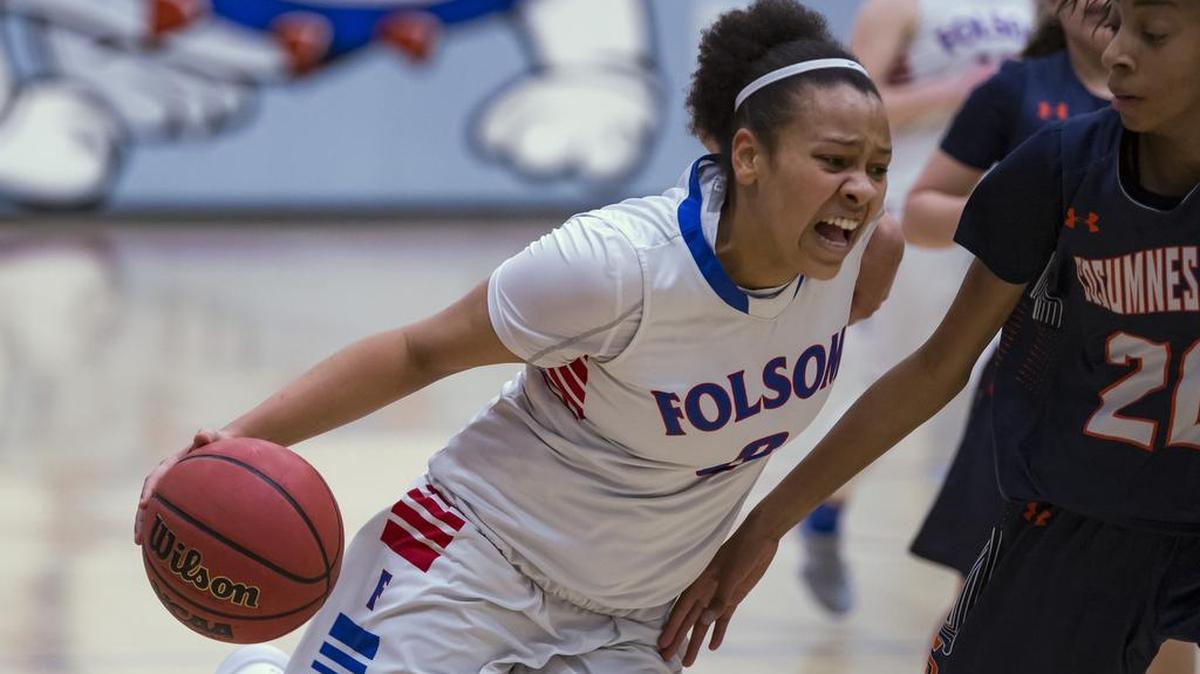 Folsom Bulldogs McKenzie Forbes (0) drives to the basket during the second quarter.