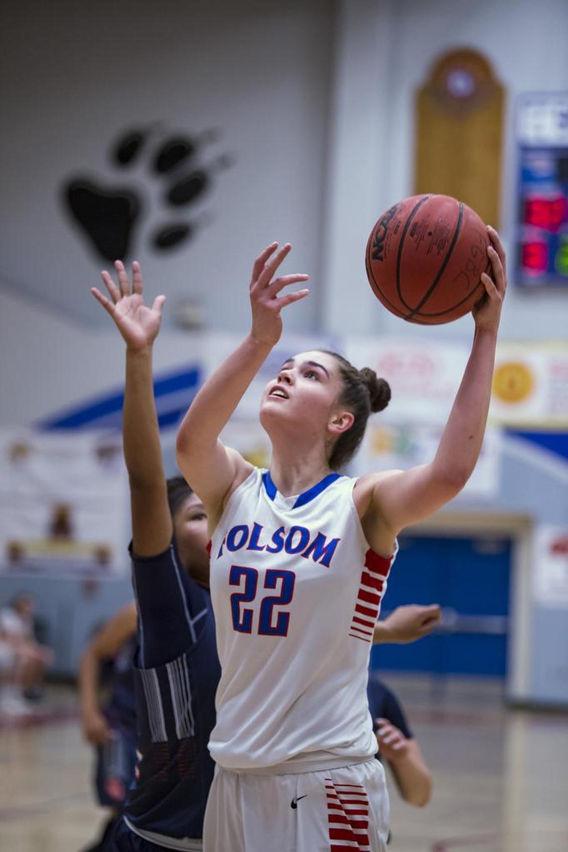 Folsom Bulldogs Shayley Harris (22) shoots the ball during the second quarter.