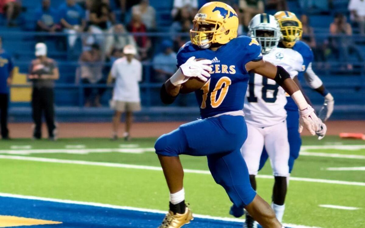 
Grant High School’s Deshawn Collins (10) runs for a touchdown against host Burbank High School on Aug. 28.
