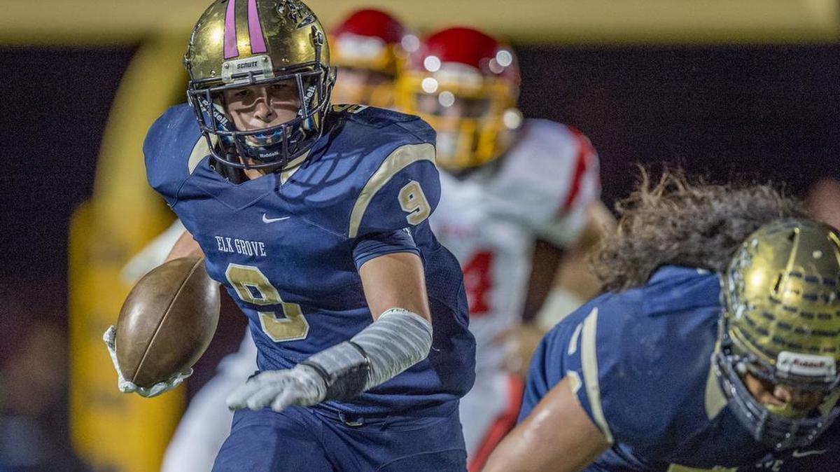 
Elk Grove Herd rb, Ryan Robards (C) (9) carries the ball for twenty five yards in the second quarter on Friday night, October 9, 2015.
