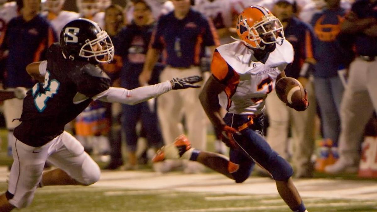 
Cosumnes Oaks’ Tavon Willis, right, runs for a touchdown against Sheldon on Friday, Sept. 9, 2011. Willis is one of the leading rushers at Linfield College in Oregon.


