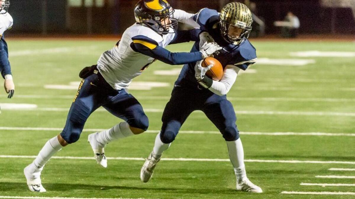 Elk Grove’s Ryan Robards, left, tries to take down Oak Ridge’s Kevin Kassis in a November game. Robards will take the field for the final time tonight in the Optimist All-Star Football Classic.