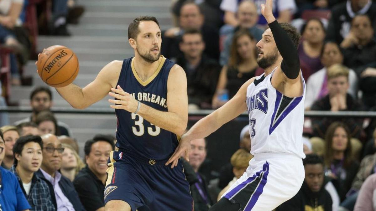 New Orleans Pelicans forward Ryan Anderson is defended by the Kings’ Marco Belinelli at Sleep Train Arena on Wednesday, Jan. 13, 2016 in Sacramento.