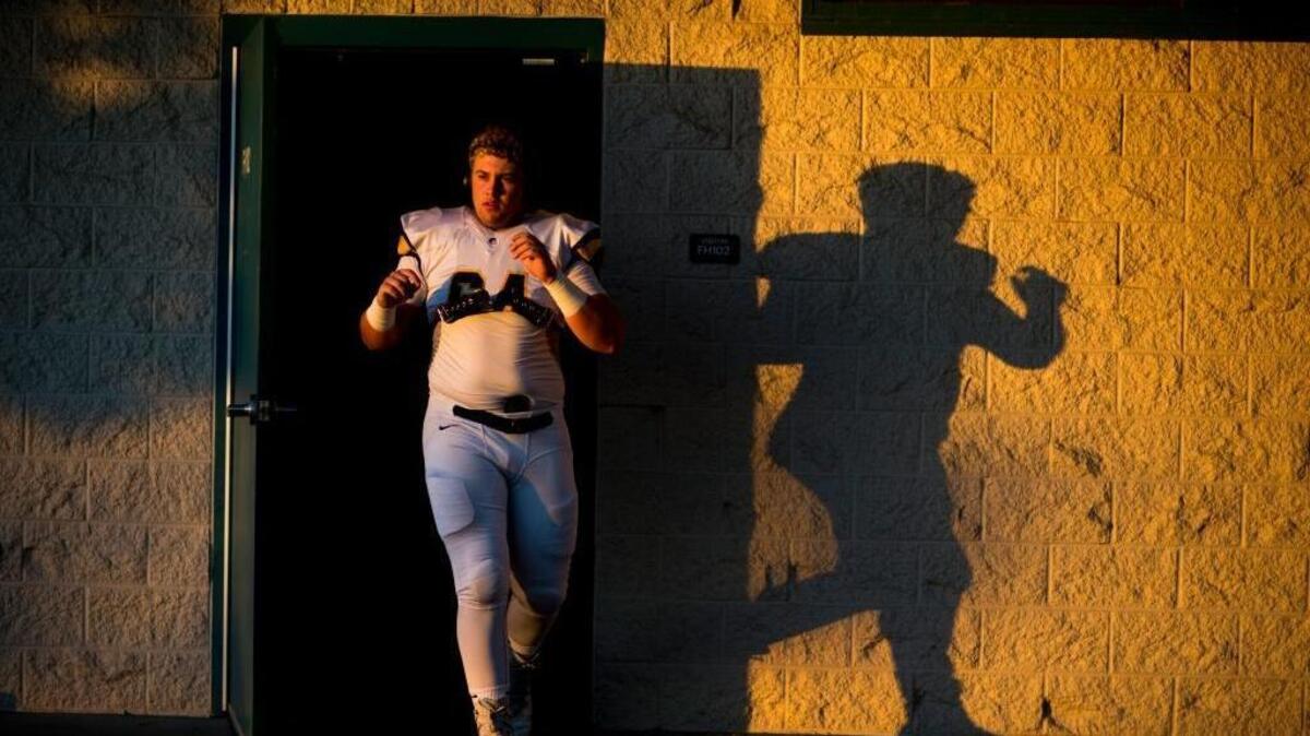 Oak Ridge offensive lineman Bryan Catchings is planning to sign with UNLV on Wednesday.