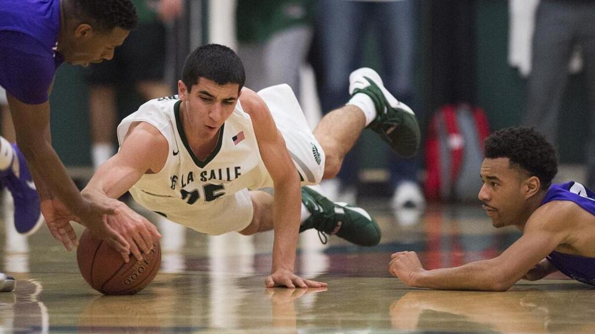 De La Salle’s Jordan Ratinho (25) vies with Sacramento’s Andrew Williams, left, and Jermaine Henderson for the ball.