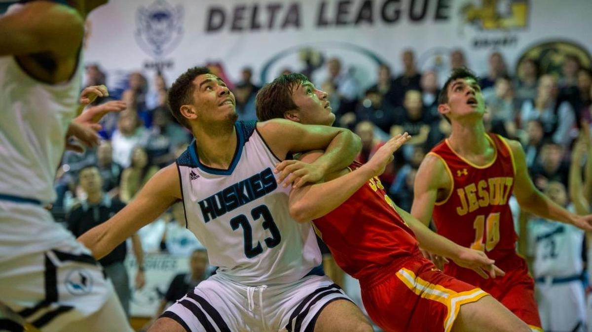 Sheldon’s Chris Wriedt (23) and Jesuit’s Nick Miller battle for position during a game Friday. Sheldon hosts the Adidas Challenge on Saturday and will play Capital Christian in the nightcap, following the Jesuit-Oak Ridge contest.
