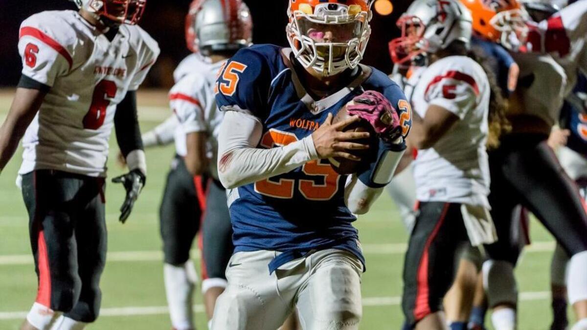Cosumnes Oaks running back Dante Davis (25) runs for a touchdown to take the lead in overtime as the Wolfpack hosts the Antelope Titans on Oct. 16, 2015.