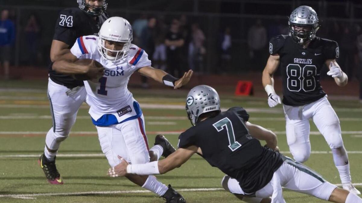 Folsom Bulldogs Kaiden Bennett (1) runs with the ball during the third quarter.