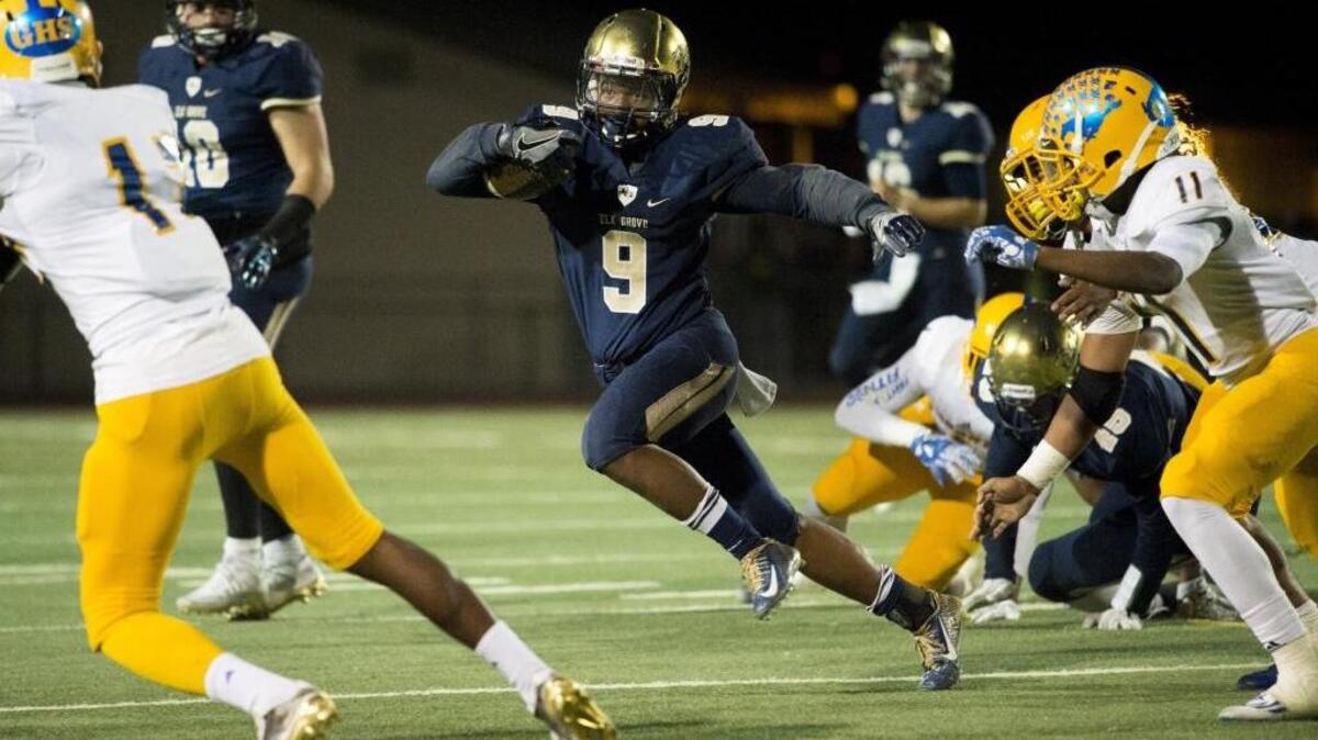 Elk Grove Thundering Herd running back Zion Thomas (9) heads down field during the second quarter.