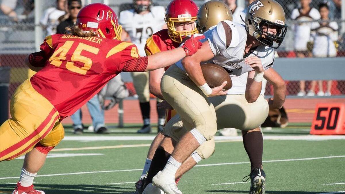 
Honkers' Brenndon Shalowitz (5) makes a dash past the Marauders defense.
